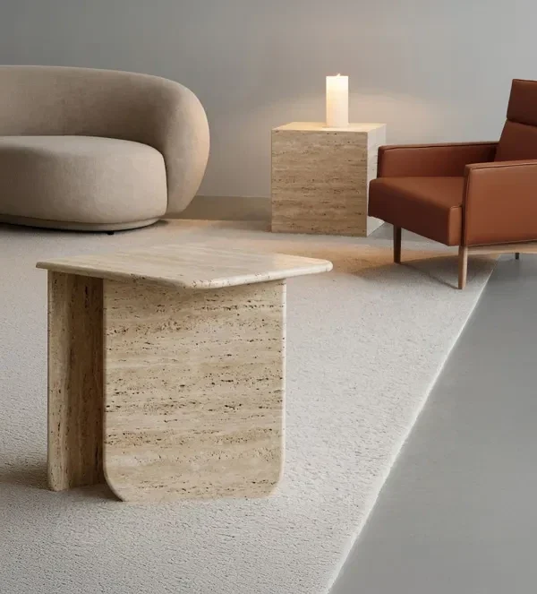 Mesa de centro em travertino em sala com poltrona de couro
