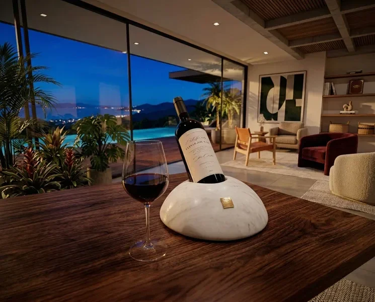 Suporte de vinho em mármore branco sobre mesa de madeira