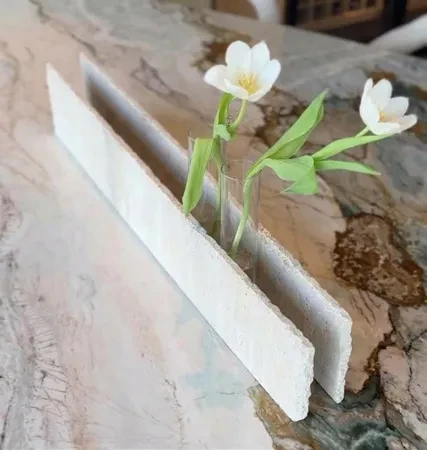 Floreira em mármore com tulipas brancas