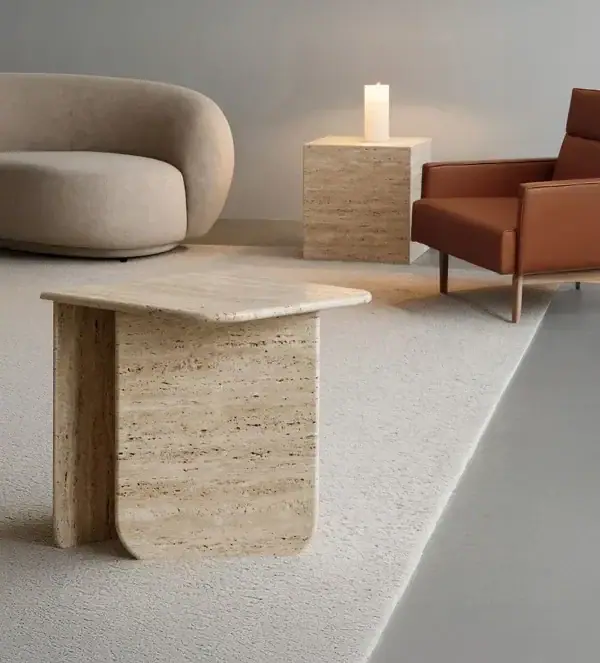 Mesa de centro em travertino em sala com poltrona de couro