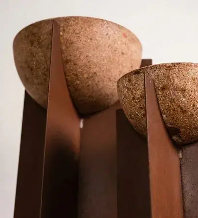 Bowls de pedra sobre bases de aço corten