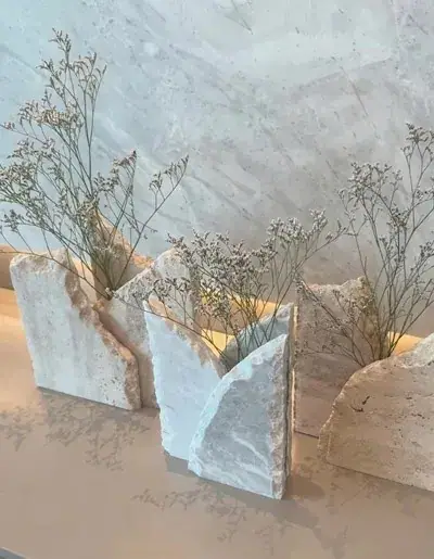 Vasos em placas de mármore com flores secas