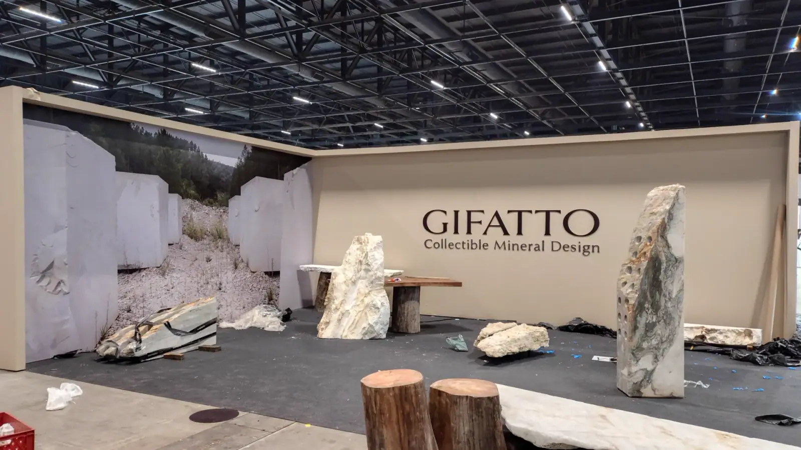 Stand de Gifatto con bloques de piedra natural